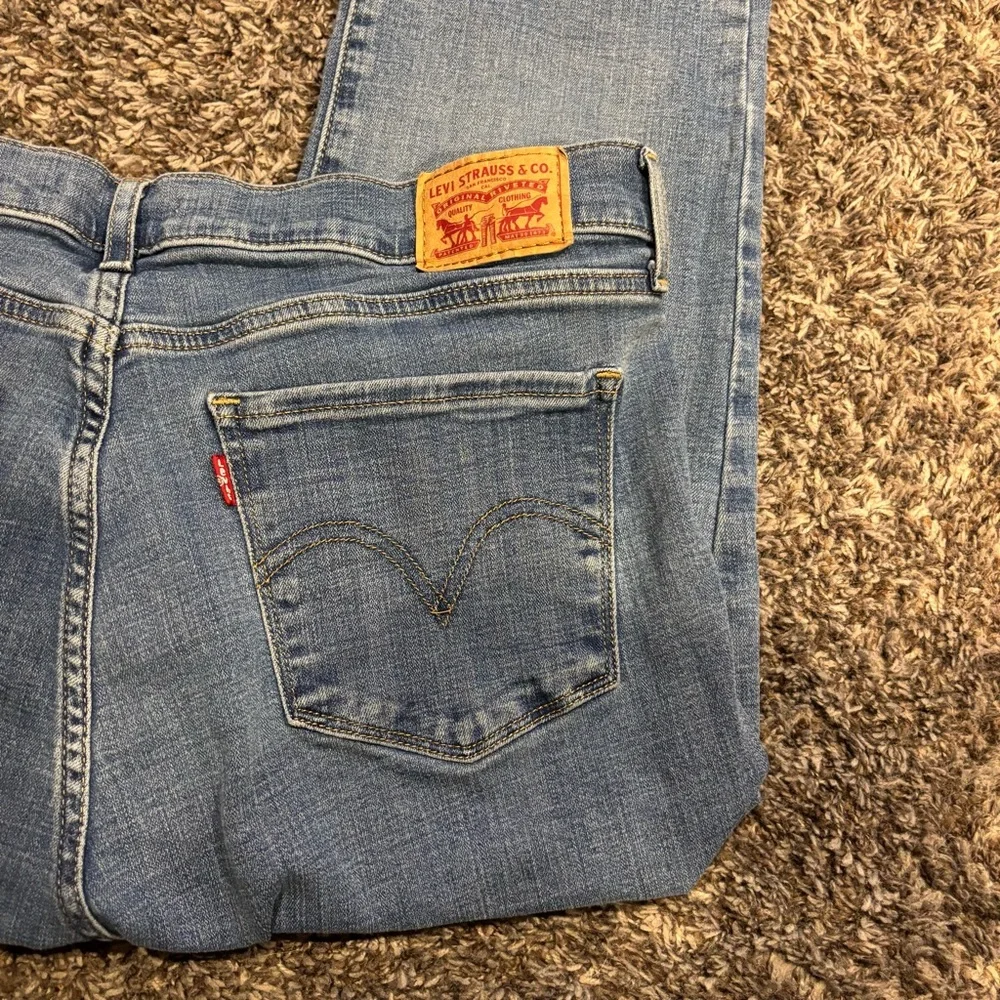 Levi's Women's Classic Straight Jeans - Picture 2 of 6
